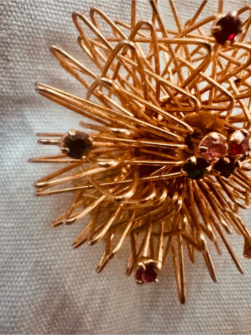 Rare Vintage Gold tone Sputnik brooch with rare coloured stones - Picture 5 of 10
